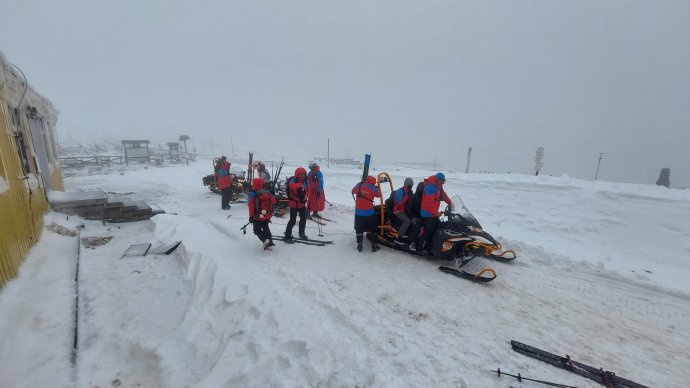 První zasněžený víkend opět ve znamení záchrany ze Sněžky