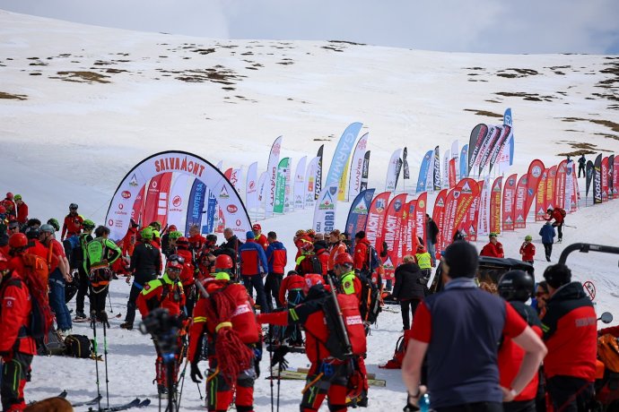 Družstvo záchranářů z Krkonoš se vrací z Rumunska s vítěznou trofejí