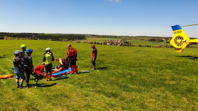 Těžký úraz cyklisty na Bouřňáku