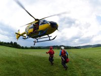 Letečtí záchranáři Horské služby z Krkonoš a Orlických hor cvičili a cvičí u Trutnova.
