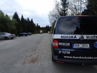 Těžce zraněná cyklistka bez přilby