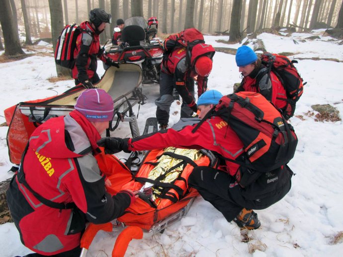 Vážné zranění lyžaře, vylétl ze sjezdovky