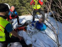 Zledovatělý terén a dvě poranění dolních končetin