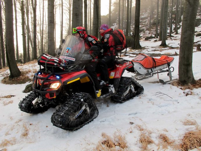 Těžký úraz mladé lyžařky na Ovčárně