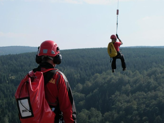 Zavisení paraglidisty